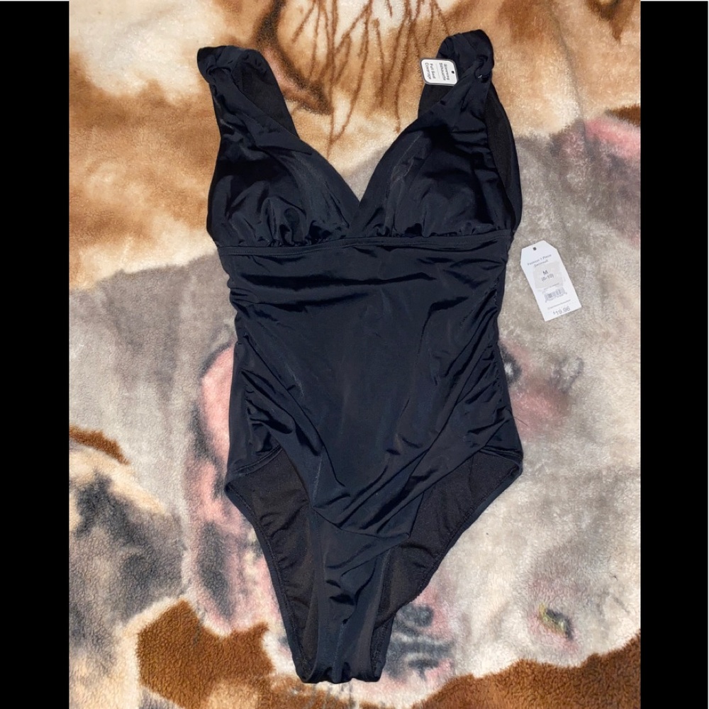 NWT🖤 Black slimming silhouette bathing suit